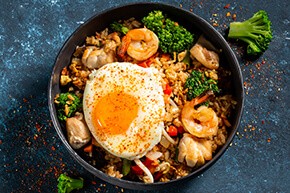 Теппаньяки рис с курицей и яйцом Теппаньяки рис с курицей и яйцом