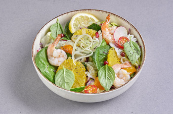 Тропический салат с креветками и кальмарами